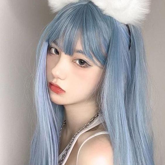 Bybrana У женщин часто прямые волосы с челкой, небесно-голубые длинные волосы и синтетические волосы.