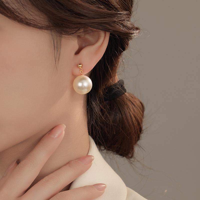 Banyan Tree S925 Silver Pearl Earrings for Women - Round Oversized Highlights, Celebrity Style, Light Luxury, All-match.