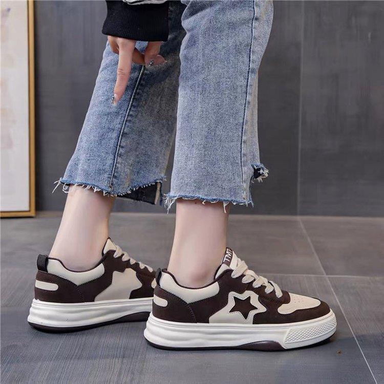 Спортивные туфли на толстой подошве женские 2025 весна новые универсальные удобные маленькие белые туфли пятиконечная звезда мягкая подошва повседневная обувь женская
