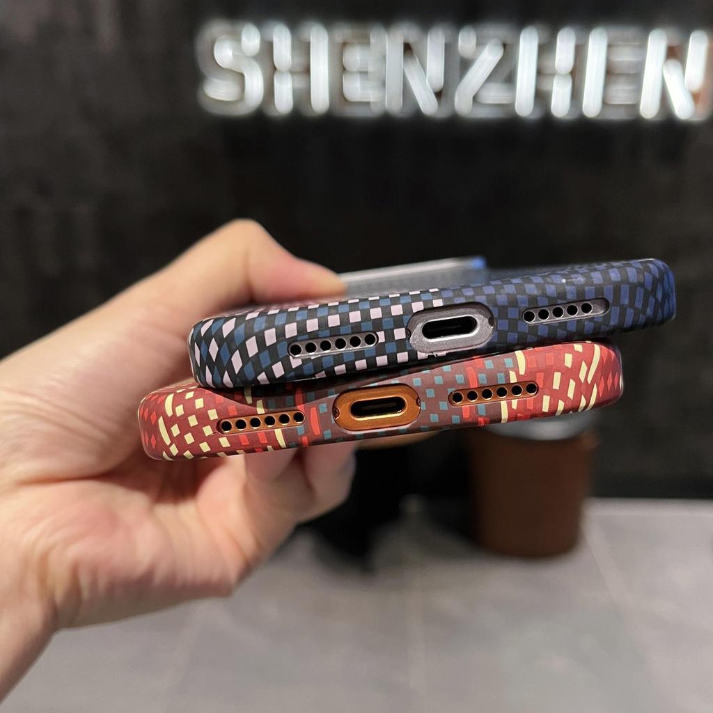 Магнитный чехол из углеродного волокна "Золотая гора на закате" для iPhone 17 Pro Max - Полное покрытие, металлическая защита объектива