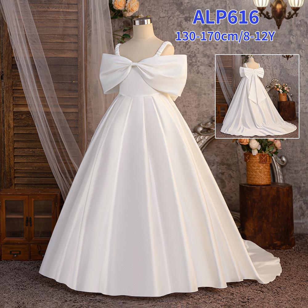 Большое вечернее платье принцессы без рукавов с открытыми плечами и шлейфом