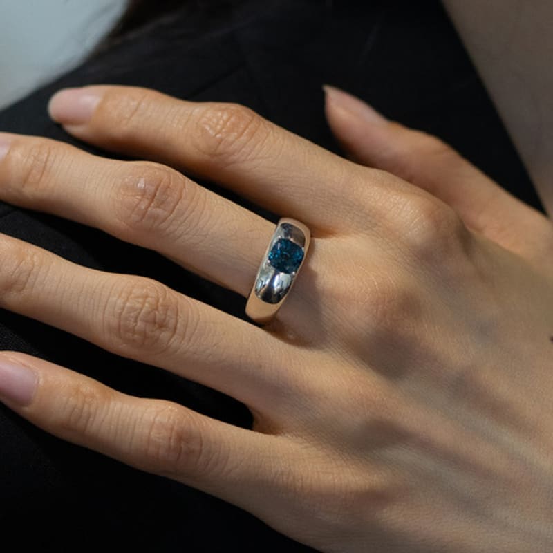 Invisible collage CONTINUE RING_SILVER LONDON BLUE TOPAZ