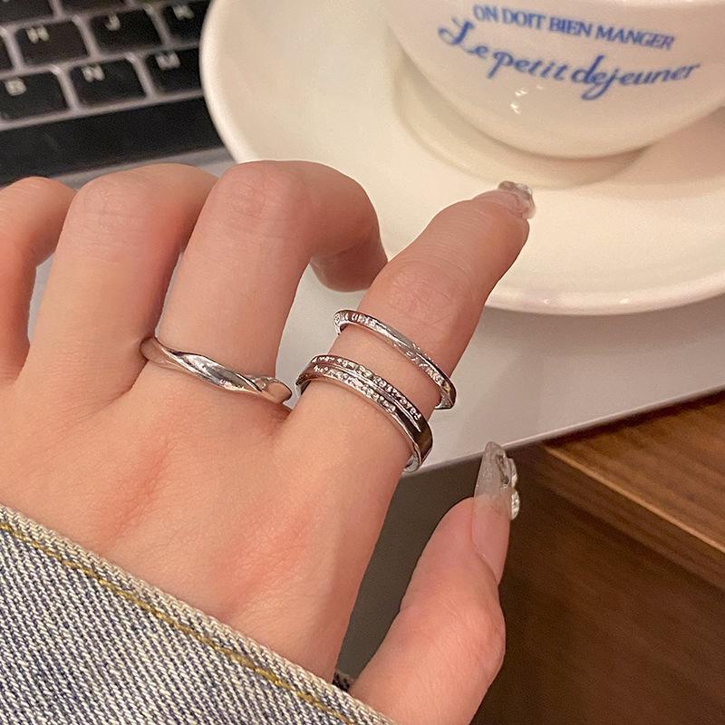 Стильное серебряное кольцо с цирконием для женщин - легкий роскошный открытый дизайн, идеально подходит для указательного пальца