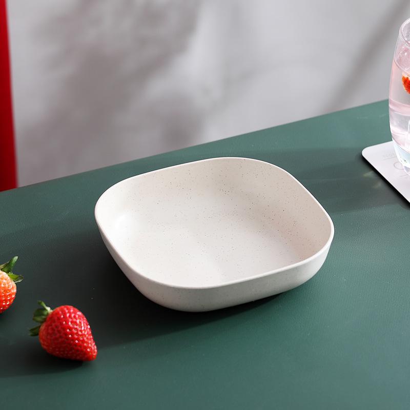 Глубокая квадратная тарелка из пшеничной соломы диаметром 15 см — прочная, устойчивая к падениям, идеально подходит для обедов, костей, тортов или небольших порций.