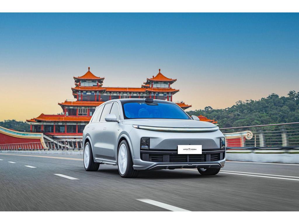 Обвес YOFER для Li Auto L8: Включает передний бампер, боковые юбки, заднее антикрыло, накладку и бампер, угловые накладки и передний сплиттер.