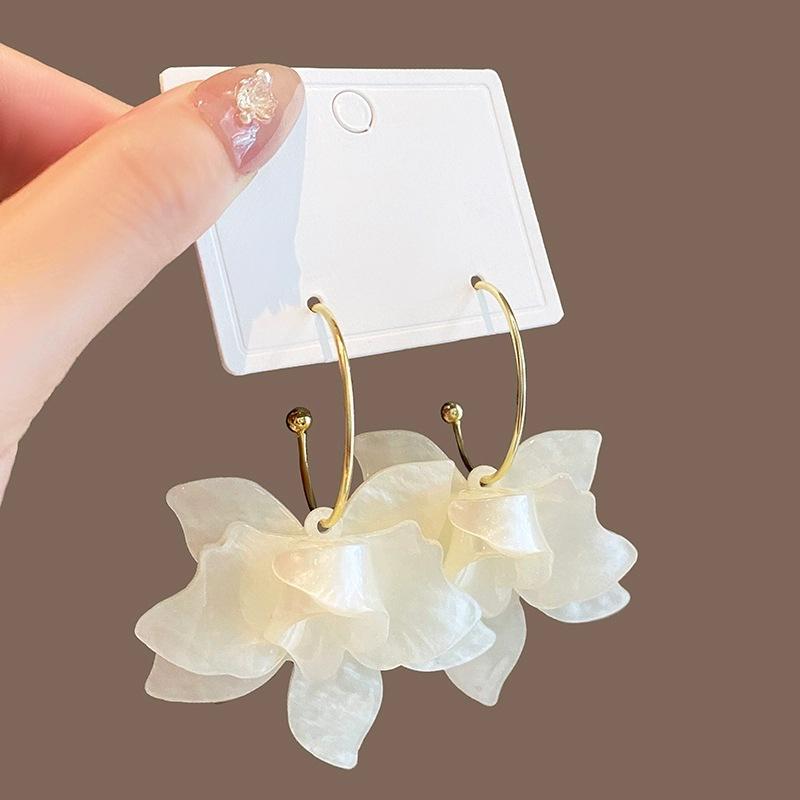 New Trendy White Brown Green Resin Flower Hoop Earrings for Women Fashion C Shape Metal Acrylic Petal Earring Statement Jewelry