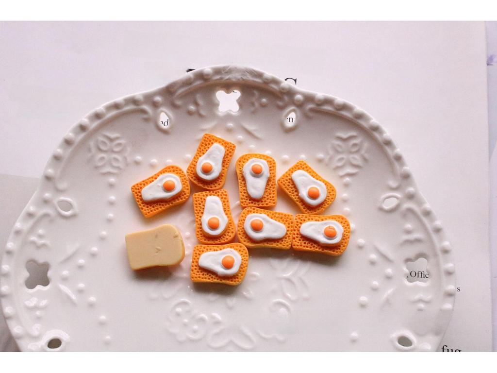 «Украшения ручной работы на тему еды»: Аксессуары для телефона в виде хлеба, яичного пирога и багета, материал для самостоятельного изготовления из смолы