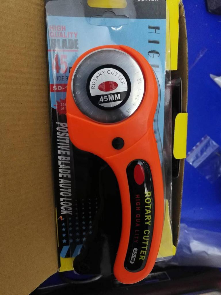 45-миллиметровый ротационный нож для резки ткани и кожи с ручкой