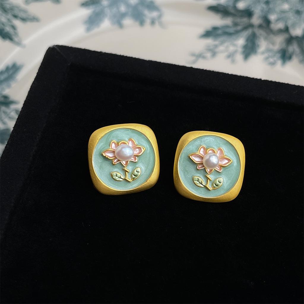 Эмалевые серьги-капли в стиле французской масляной живописи: Художественные серьги-пусеты в придворном стиле с литературным ретро-флером.