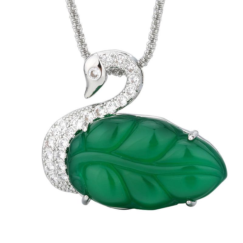 Новое ювелирное ожерелье из натурального полностью зеленого императорского зеленого халцедона в форме лебедя с золотыми ветвями и нефритовыми листьями, цепочка на ключицу для женщин старшего возраста