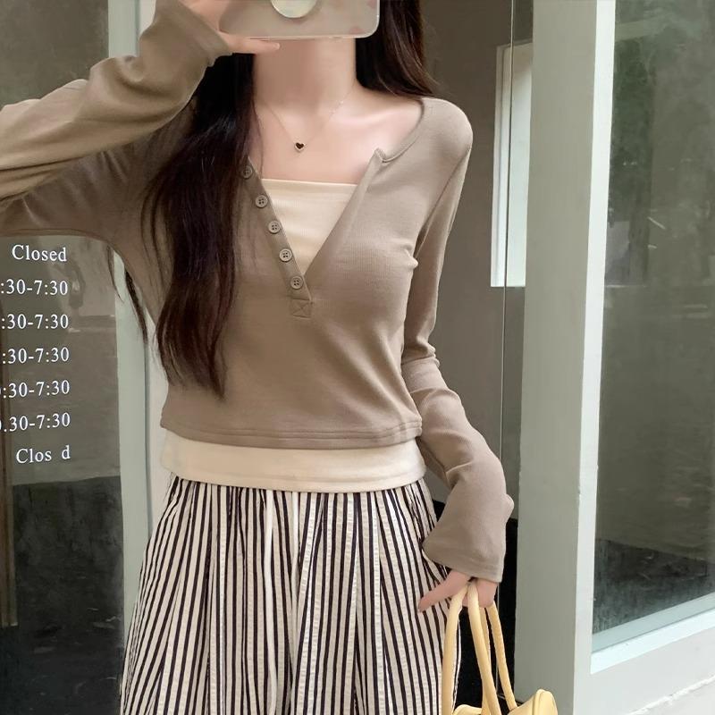 Контрастная цветная поддельная футболка из двух частей с V-образным вырезом и длинными рукавами для женщин, начало осени 2024 года, новый дизайн, нишевый, горячая девушка, тонкий, короткий топ