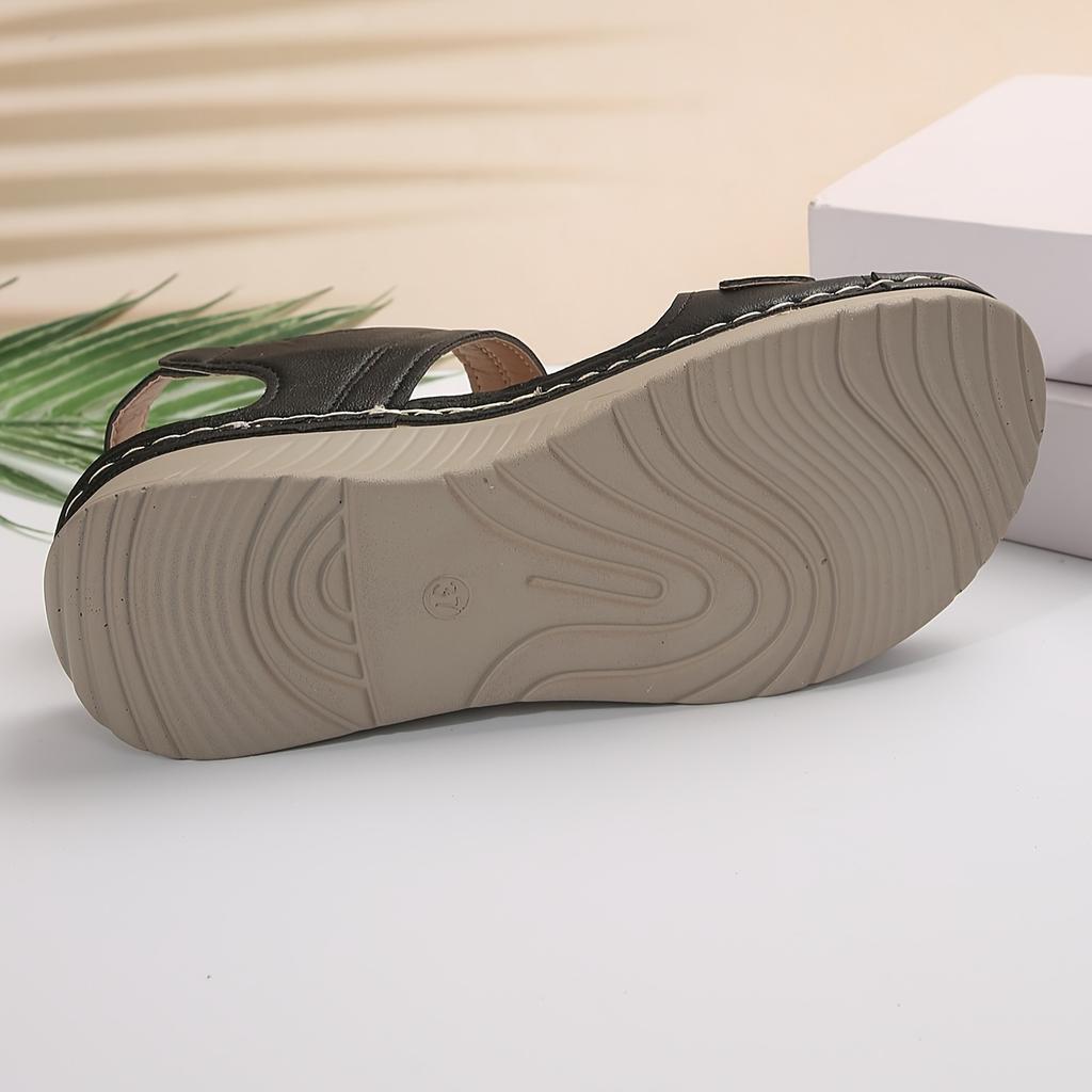 Удобные женские босоножки на танкетке с открытым носком и ремешками-липучками — всесезонные, толстая подошва с черным или коричневым искусственным покрытием, легкий уход
