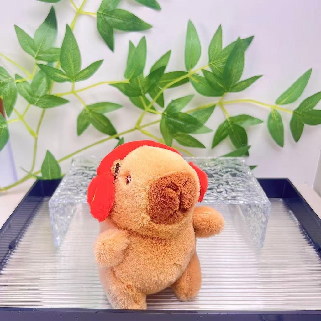 Очаровательный плюшевый брелок в виде капибары в цветной толстовке, идеально подходящий для подарков