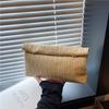 Большая вместимость новый темперамент модный дизайн иностранный стиль однотонный соломенное плетение текстура ручной конверт женская сумка