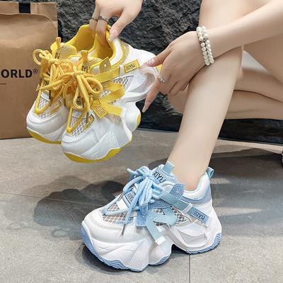 Маленький мужчина носит кроссовки на платформе, женские 2025 новая корейская версия на шнуровке, модная и удобная повседневная обувь, трендовая спортивная обувь