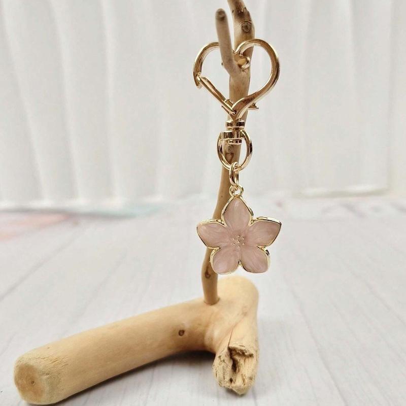 1 шт. Металлический брелок в форме цветка сакуры с легким струящимся дизайном сакуры и биркой для ID, подходит для сумок, автомобилей, для пар и в качестве праздничного подарка, кошелек