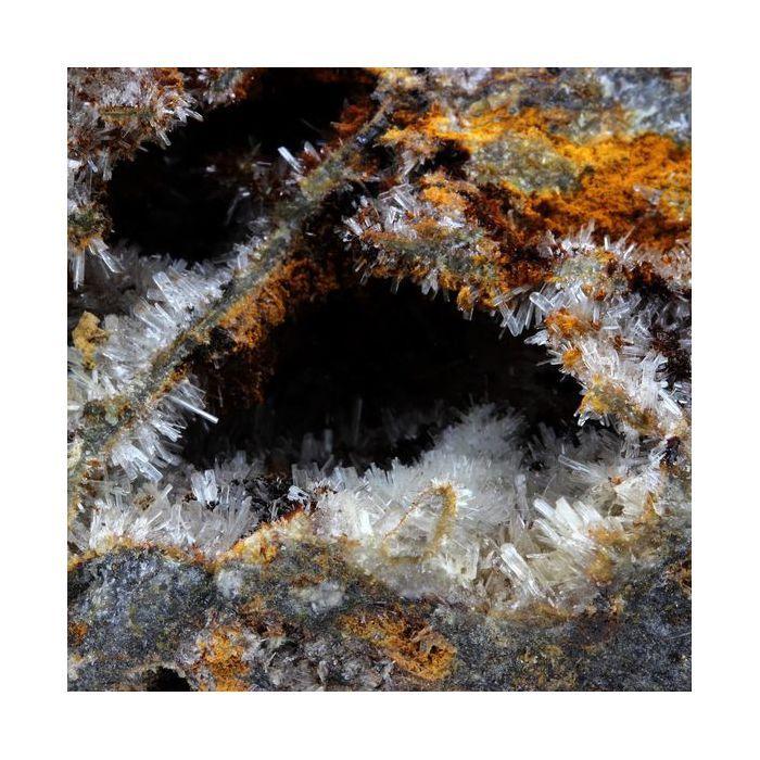 Pierres et Minéraux. Hemimorphite. 2115.2 ct. Laquorre Mine, Ariège, France..