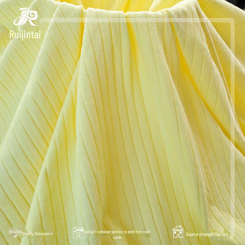 Трикотажная ткань в рубчик из чистого хлопка 180 г/240 г – эластичная, мягкая, дышащая, идеально подходит для детской одежды.