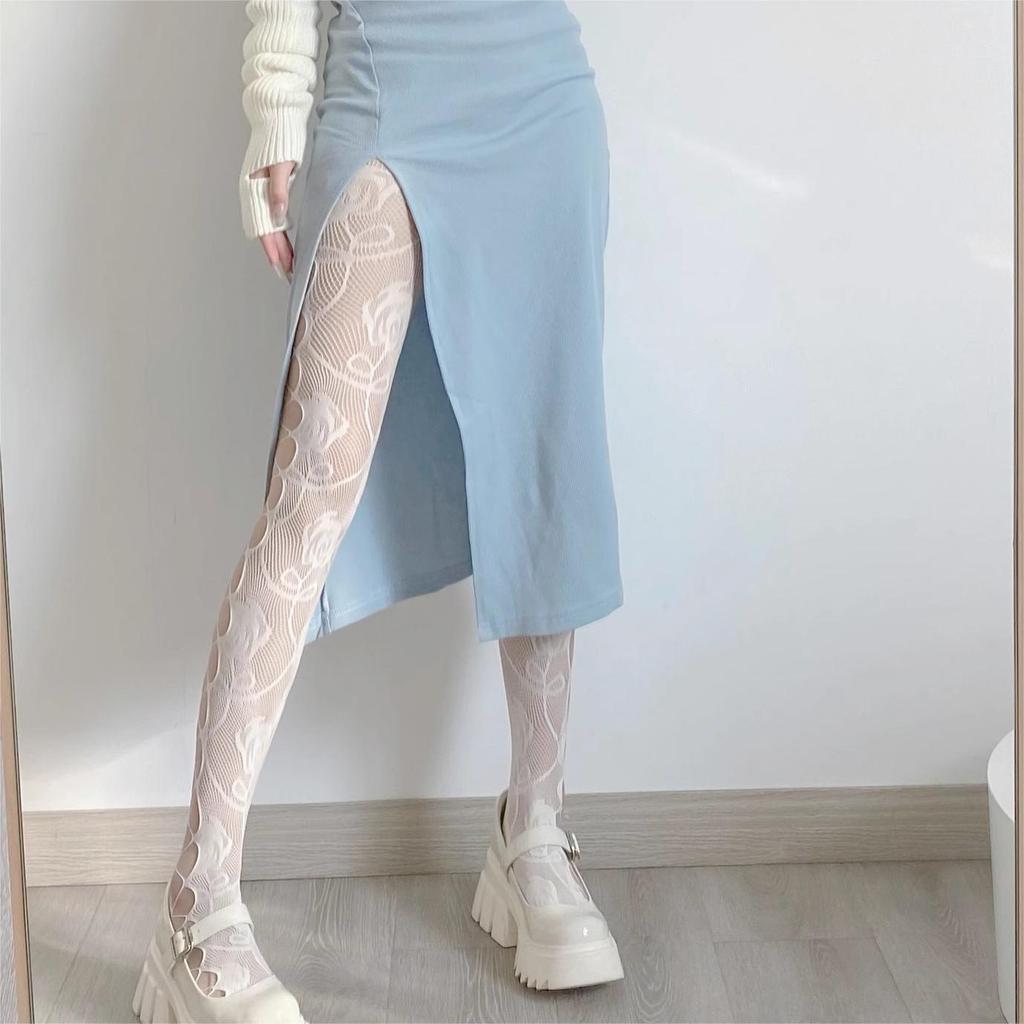 Millennial-style hot girl fishnet pantyhose with side cutouts, sexy and alluring, with integrated garter belt and rose jacquard design