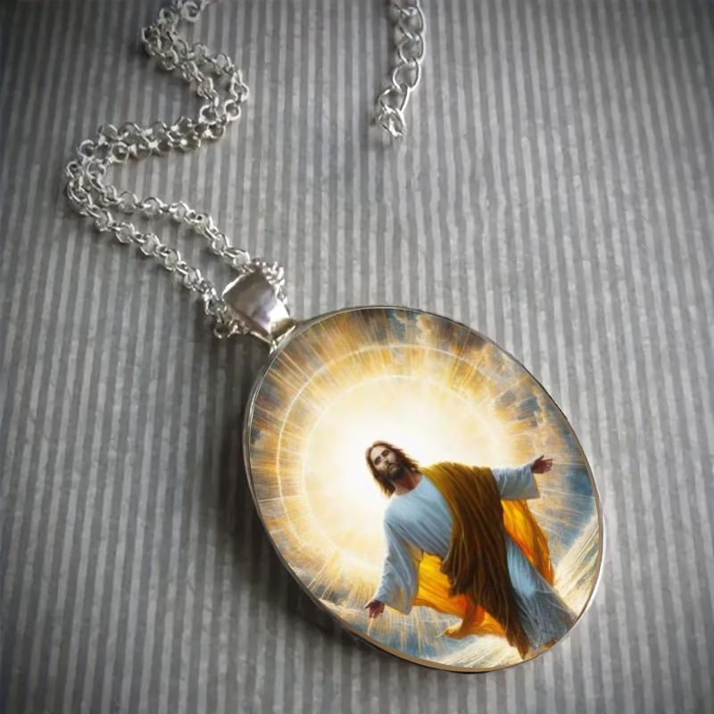 Христианская подвеска с Иисусом, символизирующая Божественную любовь и веру