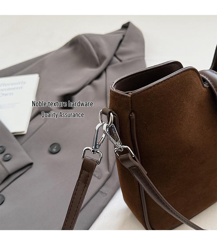 Винтажная матовая минималистичная сумка кроссбоди на плечо большой вместимости 2025