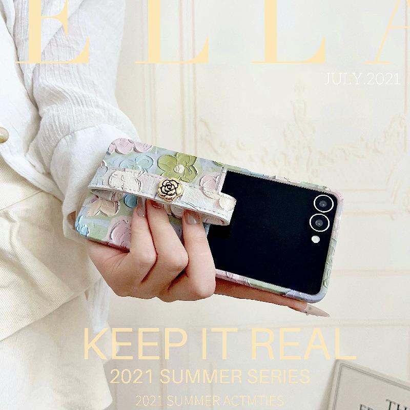 Рельефный чехол для Samsung Z Flip6/5/7 с акварельным цветком и ремешком против потери