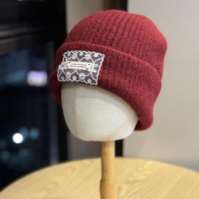 Осень и Зима Теплая и Защищающая Уши Пара Универсальная Маленькая Вязаная Шапка Подчеркивающая Лицо для Защиты от Холода и Тепла Модная Шерстяная Шапка Тренд