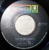 7-дюймовая пластинка THREE DOG NIGHT - Out In The Country 45D4250 ABC/Dunhill Rec 1970 US Рок Б/У