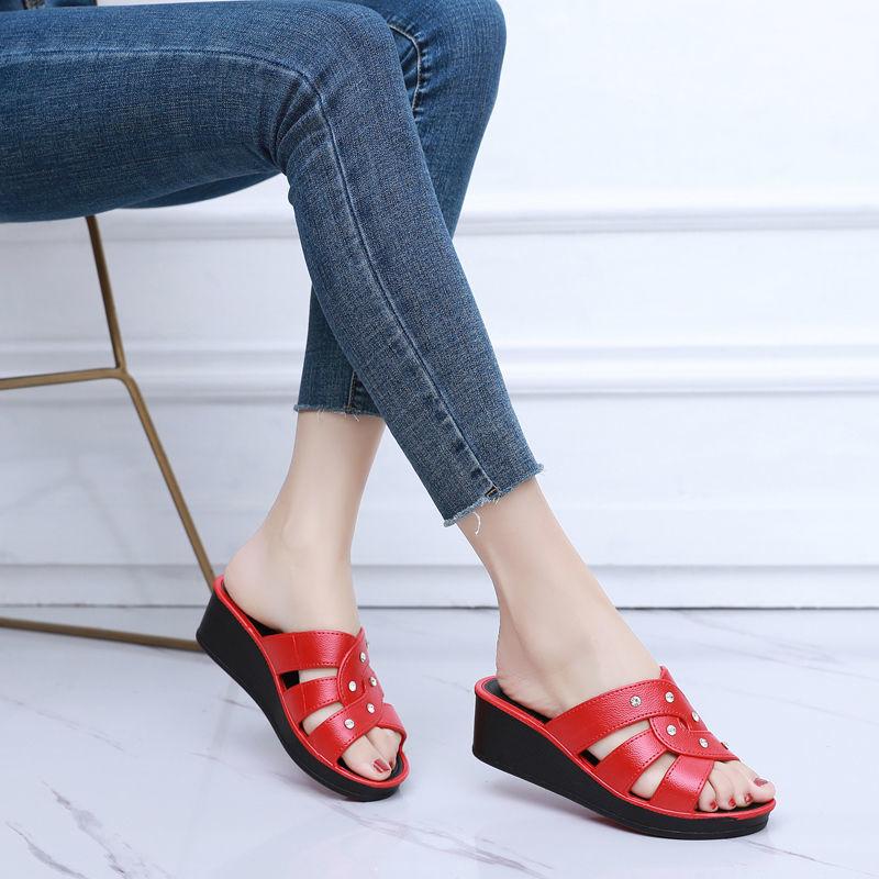 Закажите на размер больше женские тапочки на высоком каблуке летняя верхняя одежда толстая подошва домашние нескользящие тапочки летняя обувь для мам мягкие подошвы классные сандалии со стразами