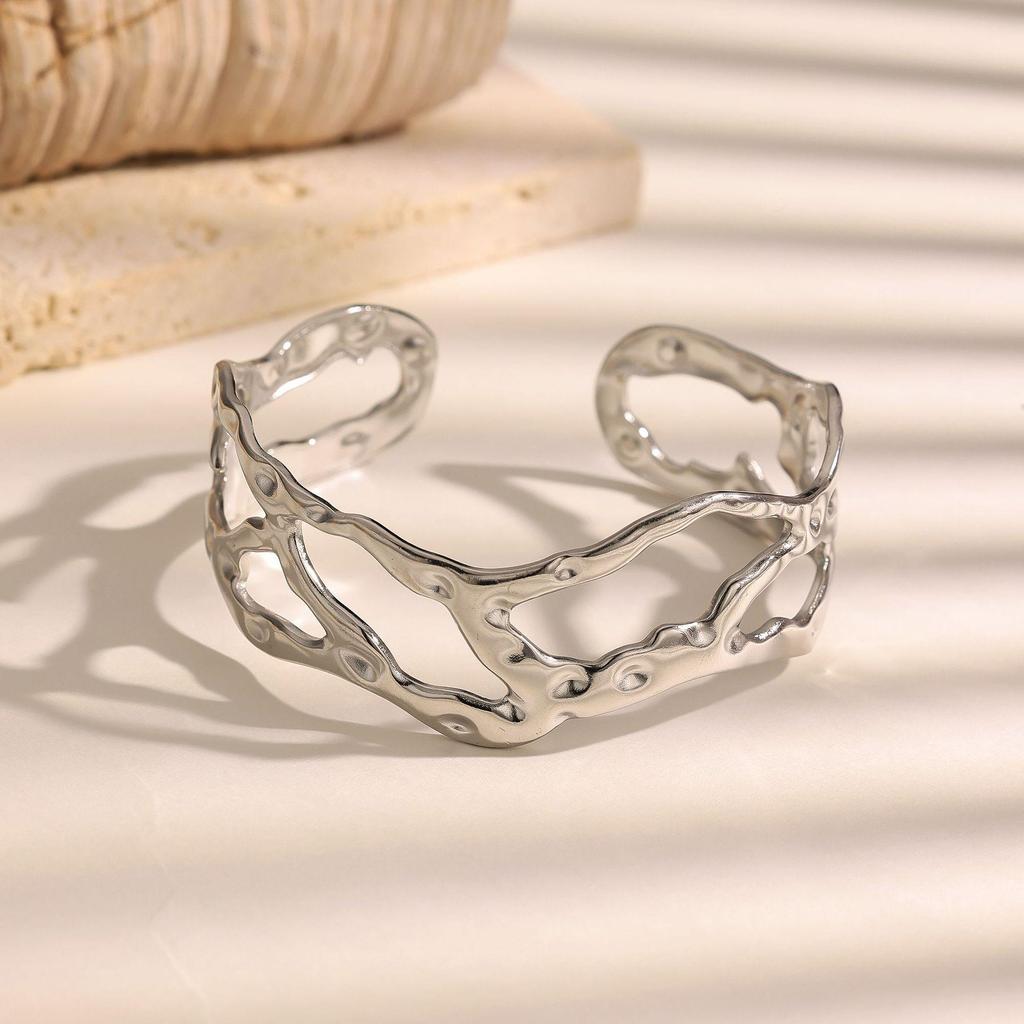 Стильный полый браслет из титановой стали с покрытием из 18-каратного золота - Невыцветающий, Высококачественный Открытый Дизайн