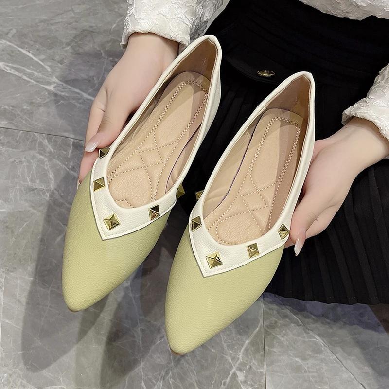 Модная весенняя женская обувь с заклепками, летние балетки с острым носком, лодочки, простая яркая женская обувь из искусственной кожи, слипоны, неглубокая