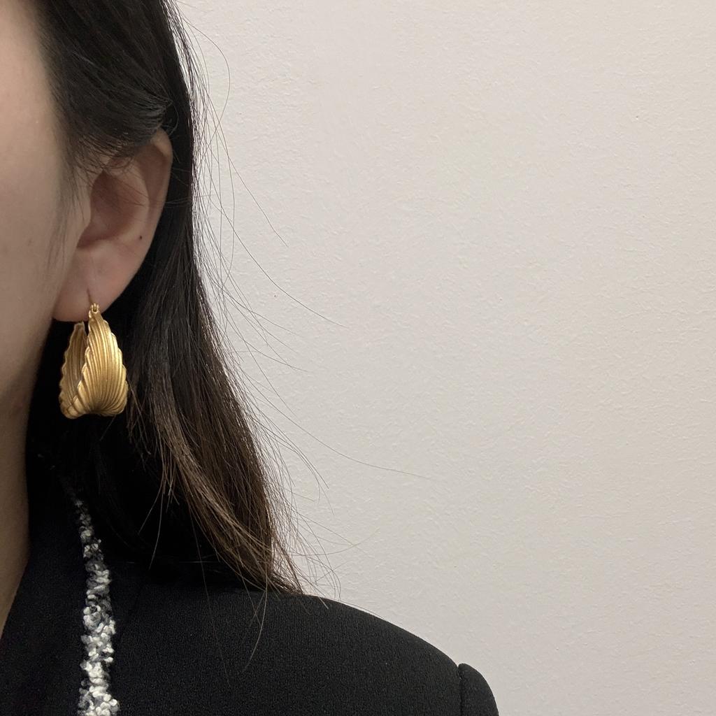 Французские ретро-серьги с металлическим крученым жемчугом, женские серьги-гвоздики Niche Design Sense, высококачественные уникальные темпераментные золотые серьги-гвоздики