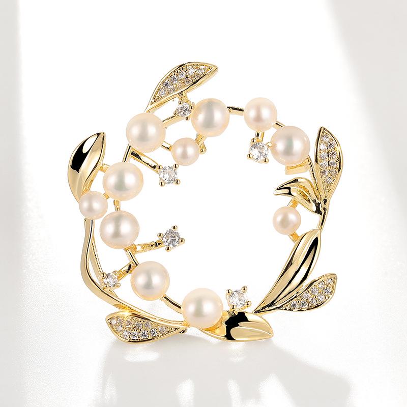 Изысканная брошь в виде венка из оливковой ветви: Женская булавка из пресноводного жемчуга своими руками для одежды