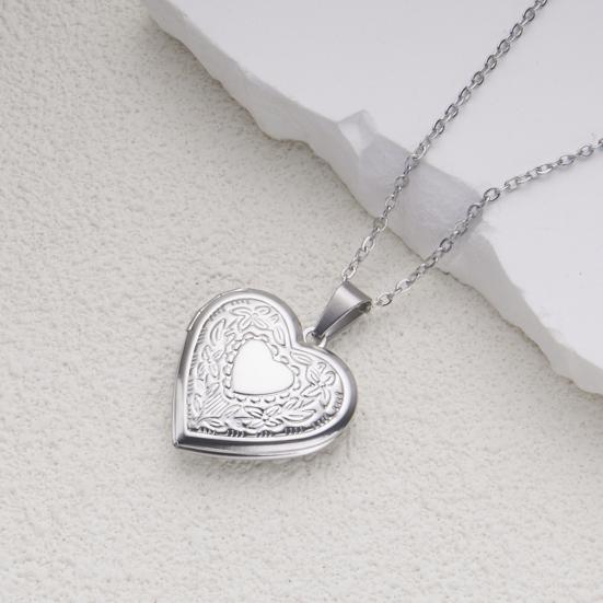 Heart Photo Locket Pendant Necklace Photo Frame Promise Love Keepsake Necklace Polished Alloy Adjustable Length Retro