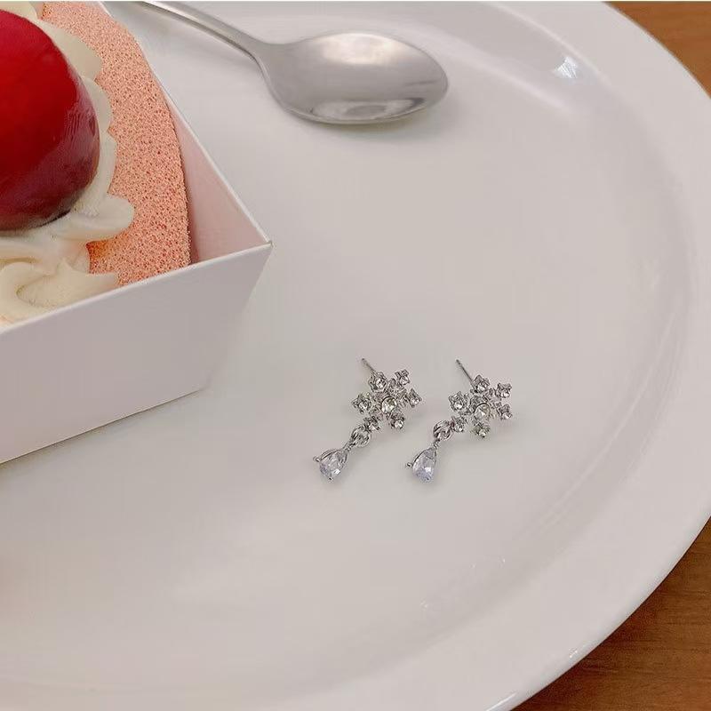 Серьги-снежинки, клипсы без отверстий, серьги-клипсы в форме снега, инкрустированные стразами, без пирсинга, индивидуальные серьги