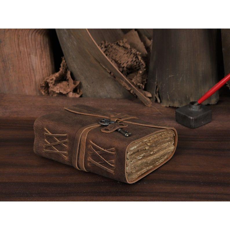 Журнал Антикварный журнал ручной работы в кожаном переплете с неровным краем. Бумага 7, коричневый кожаный журнал, кожаный дневник - блокнот