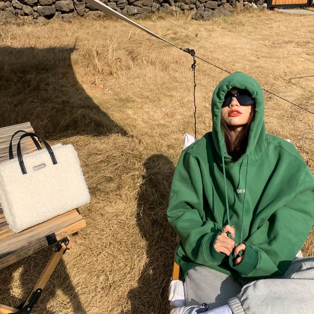 Женская плюшевая толстовка с капюшоном: Корейский трендовый свободный крой с буквенным принтом, идеально подходит для осени и зимы