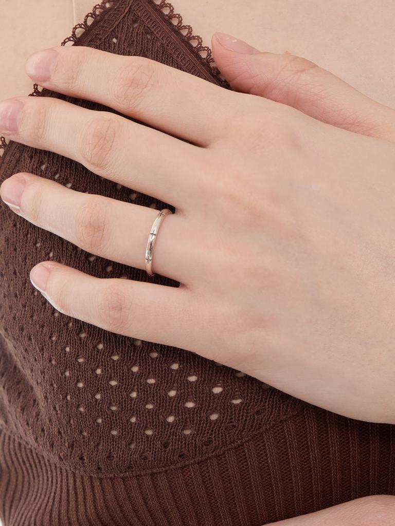 Кольцо Lucore из серебра 925 пробы со звеньями в виде креста с гравировкой