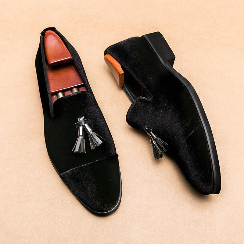 Роскошные дизайнерские туфли новой моды с острым носком, бархатными кисточками для мужчин, повседневные лоферы, формальная обувь для платья, Sapatos Tenis Masculino