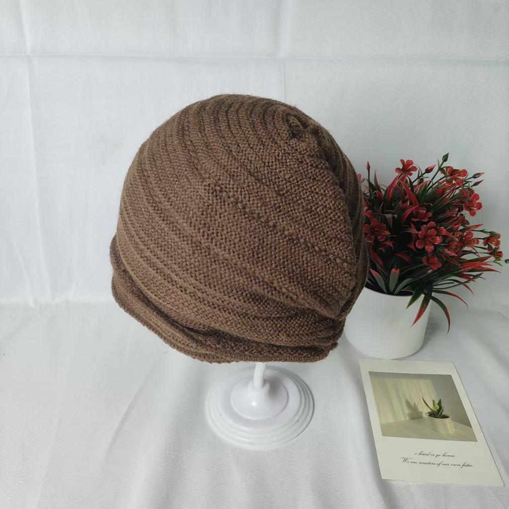 New hats Women's winter stacking hats Loose knitted hats Autumn and winter cold hats Show your face Small wool hats Keep warm