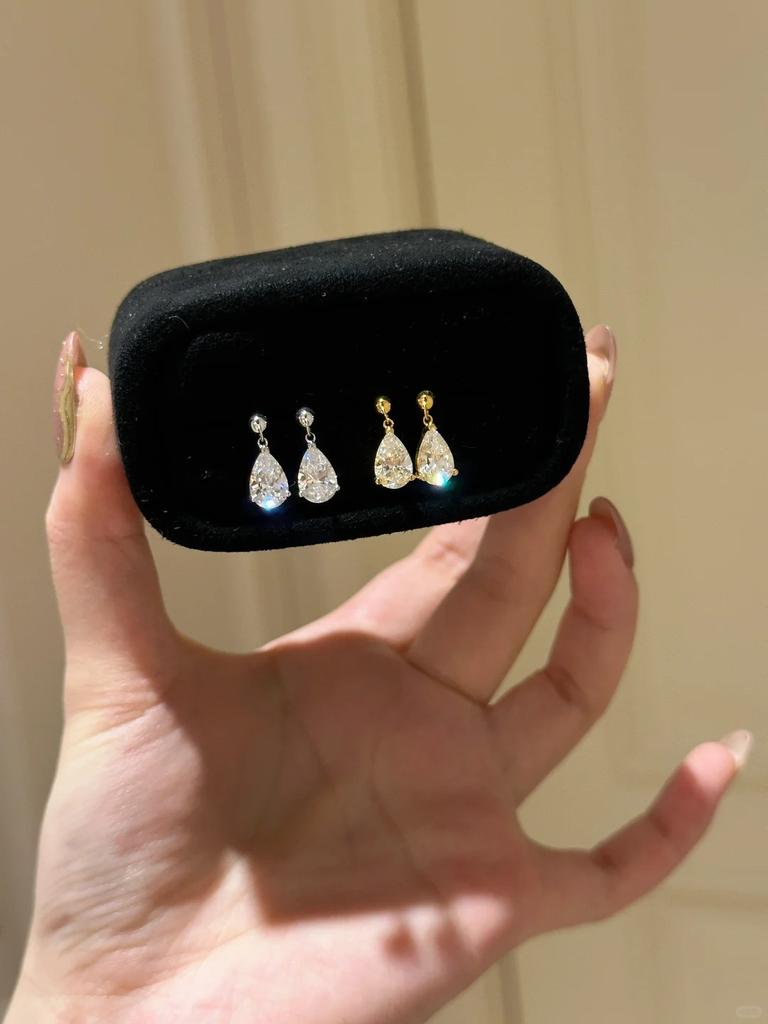 2026 New Light Luxury Exquisite High-end Design Water Drop Drill Ear Hole Earrings Temperament Earrings Cochlear Nails for Women