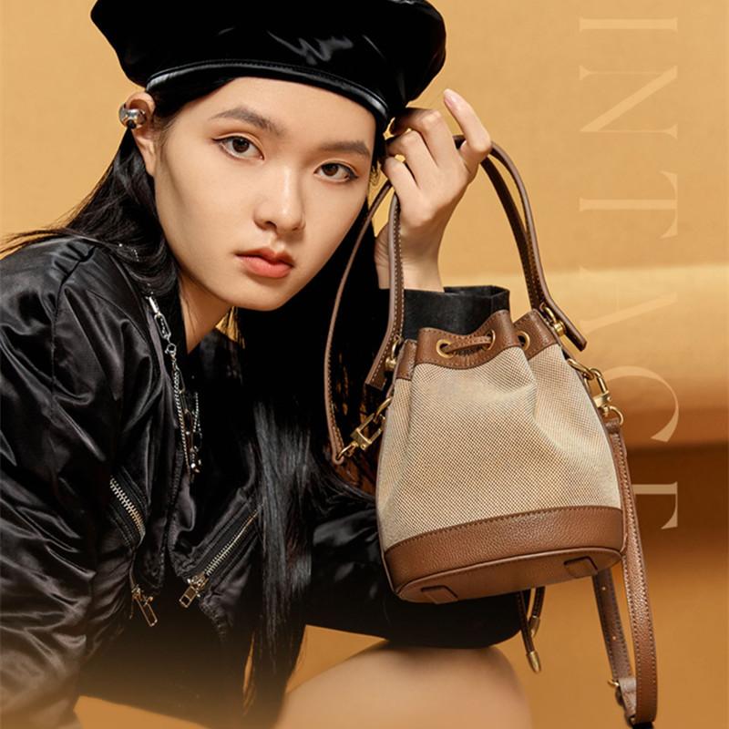 Niche design bucket bag women's 2025 new trendy high-end sense of work small bag portable messenger canvas bag