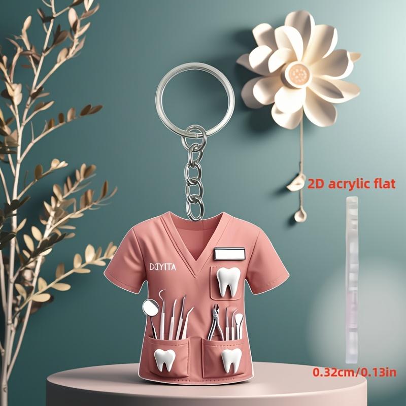 2D Акриловый Брелок Стоматолога Очаровательный Розовый Дизайн Костюма со Стоматологическими Инструментами, Водонепроницаемый Акрил, Идеальный Подарок для Женщин-Стоматологов