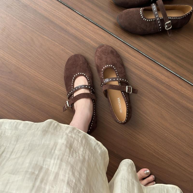 Модная винтажная обувь Мэри Джейн на плоской подошве 2025 Новая французская универсальная обувь с заклепками для женщин