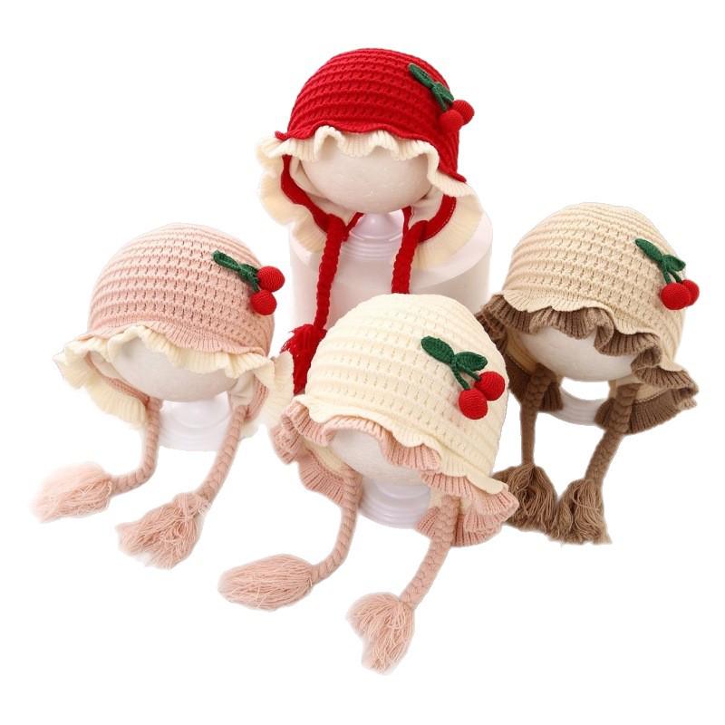 Уютная вязаная детская шапка "Вишневая принцесса" с защитой ушей - Идеально для осени и зимы