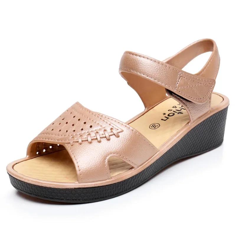 Модные повседневные сандалии для мам среднего возраста, летние женские сандалии на плоской подошве с мягкой подошвой для пожилых женщин, женская обувь в богемном стиле, пляжная, дышащая, из искусственной кожи