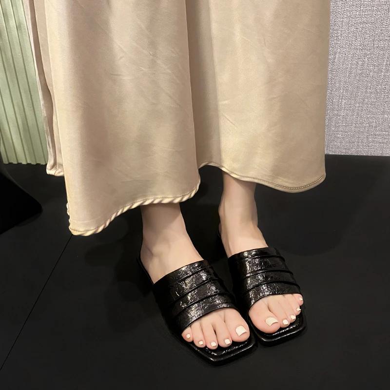 Обувь для женщин 2025 Новые летние уличные лаконичные женские шлепанцы с квадратным носком и открытым носком, повседневные универсальные пляжные шлепанцы для женщин