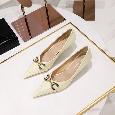 Женские одинарные туфли из лакированной кожи с металлической пряжкой на тонком каблуке, среднем каблуке, с неглубоким горлом, с острым носком и в стиле ретро