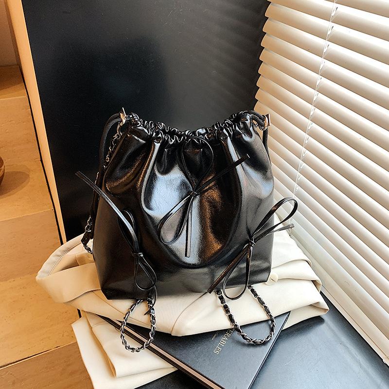 Рюкзак с бантом и складками, женский, новая модная сумка на цепочке, летний, универсальный, большой вместимости