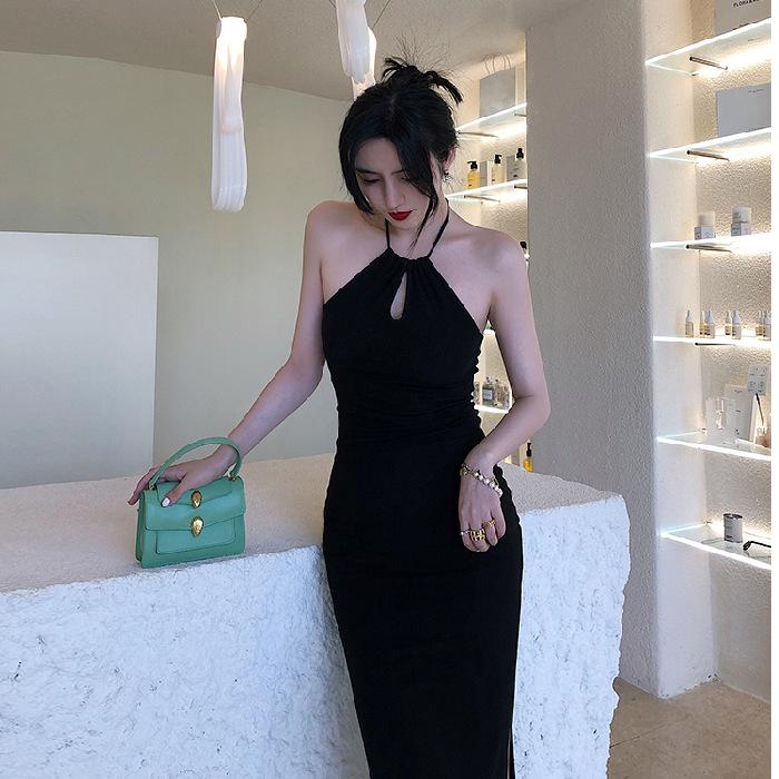 Черное платье-халтер с открытыми плечами - тонкая талия и длинная юбка